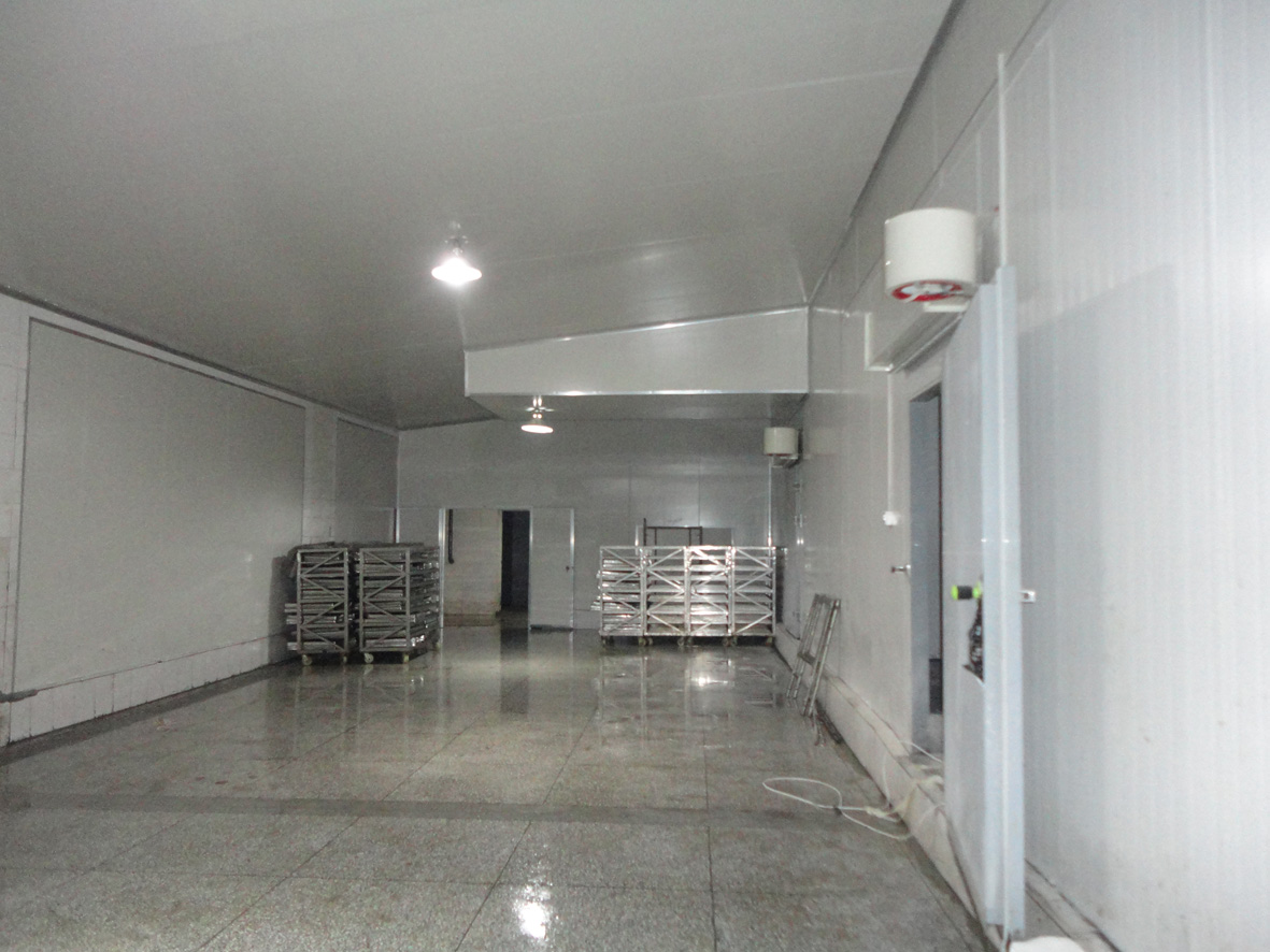 What are the temperature requirements for the construction of a produce base freezer?插图